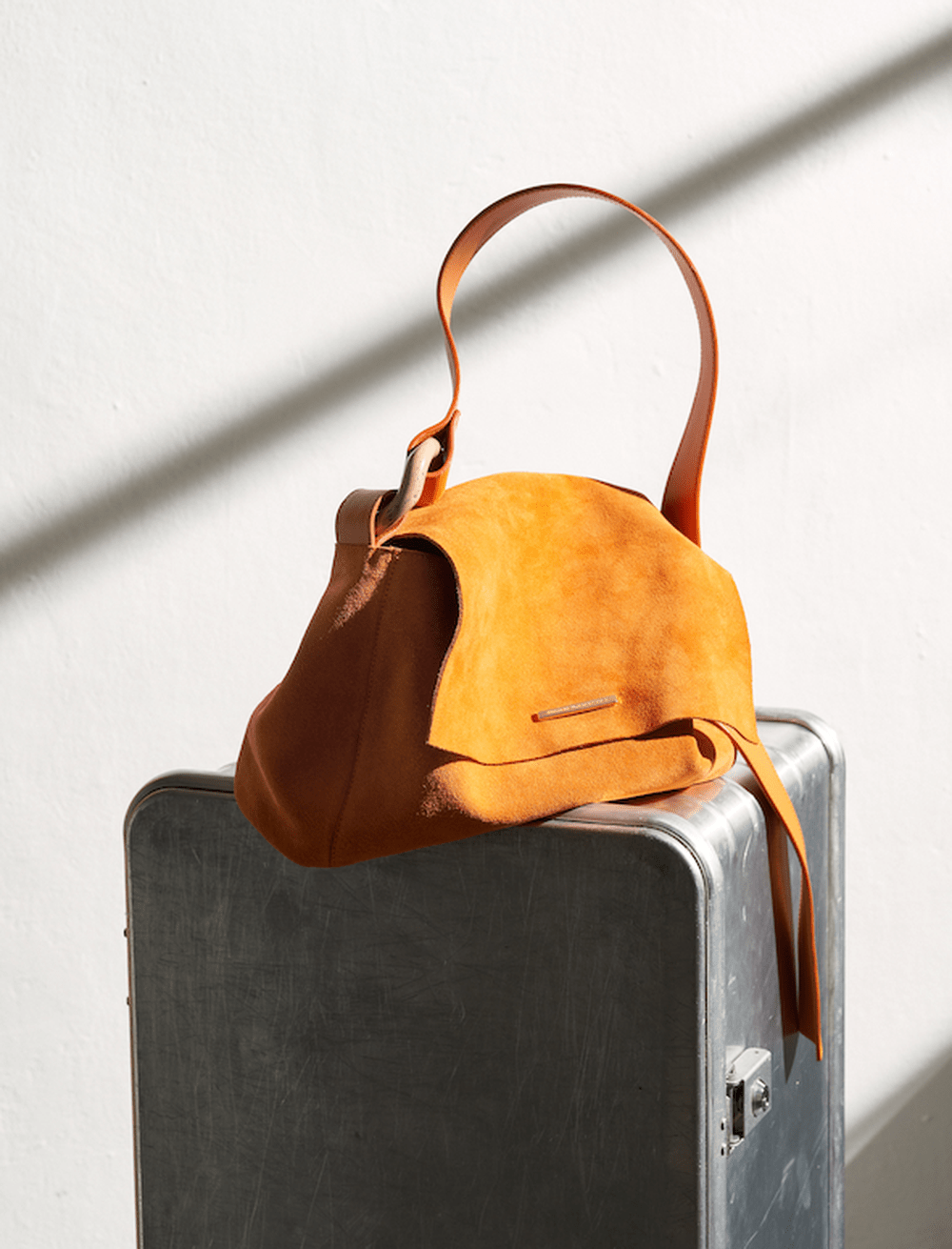 KAREN KNOT ORANGE RESINA SUEDE PRE-ORDER