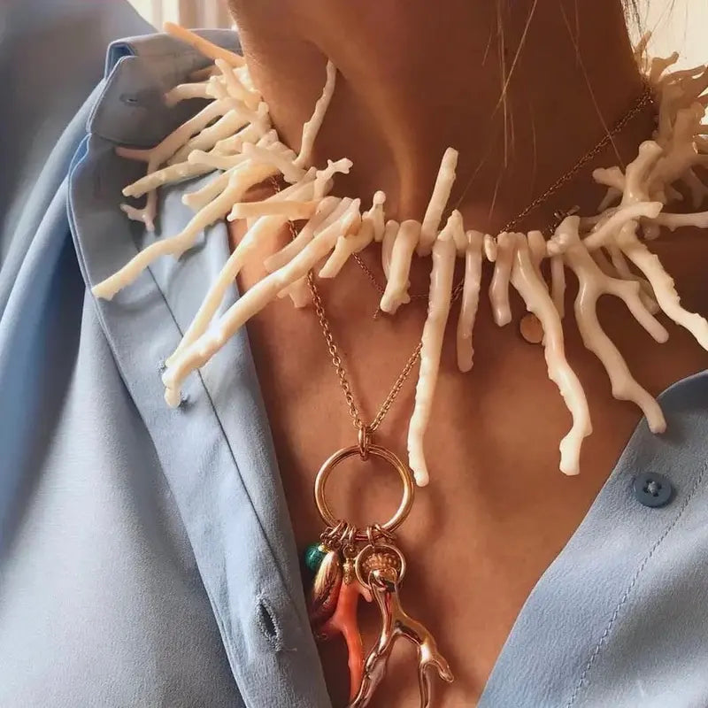 Isisa Kette von Marjana von Berlepsch – weißer Korallast als Statement-Collier, kombiniert mit goldener Kette