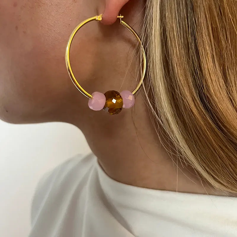 MELONE Creole in Gold mit Citrin- und Rosenquarz-Perlen am Ohr