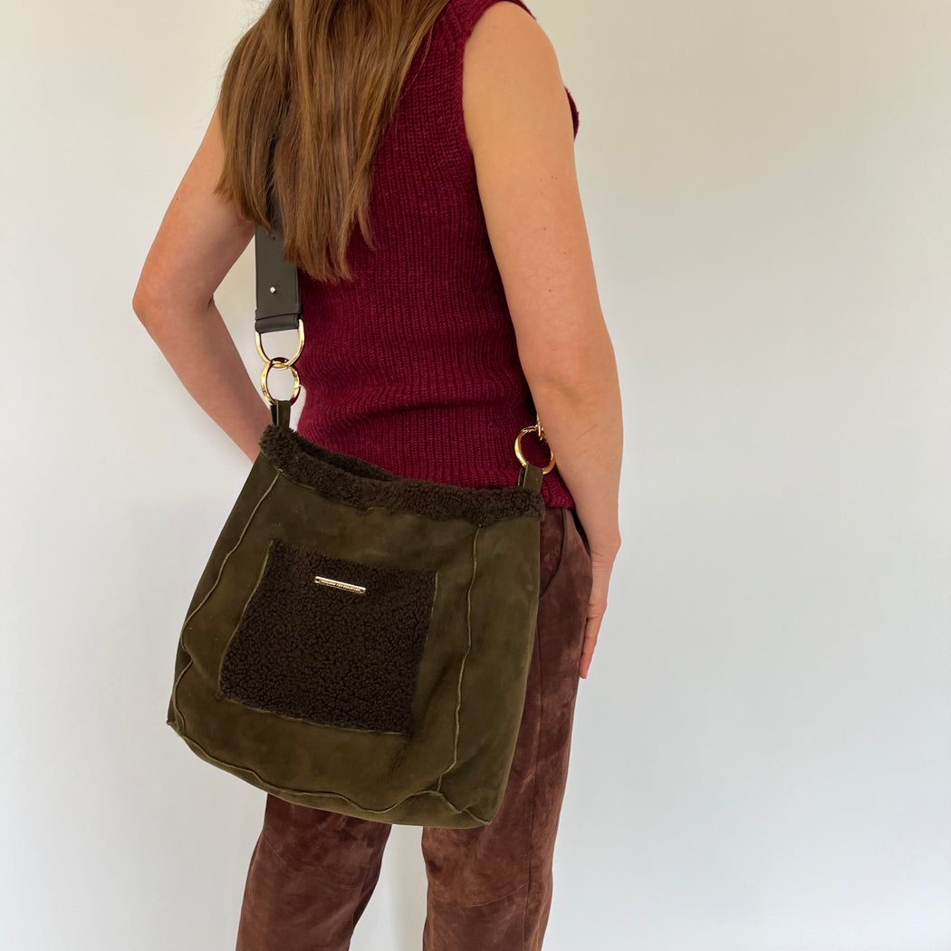 NORA SMALL TASCHE SHEARLING Tanne Crossbody