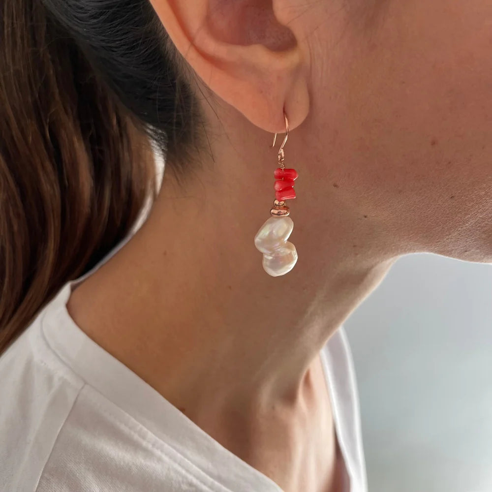 Judy Ohrringe Koralle Roségold von Marjana von Berlepsch – rote Koralle mit Barockperle an rosévergoldetem Haken