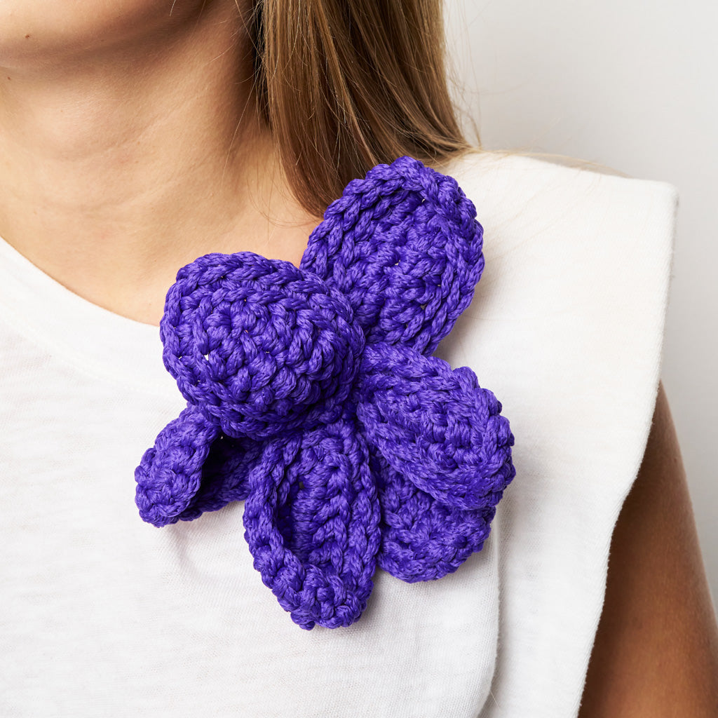 XENIA STRICKBROSCHE LILA